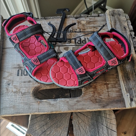 ⭐️5/$20 NWT kids Velcro strap sandals in red and black beach strappy shoe - Picture 4 of 4